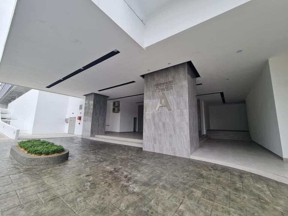 Sks Habitat Terminal Bus Netflix Jchome By Mwm Johor Bahru Bagian luar foto